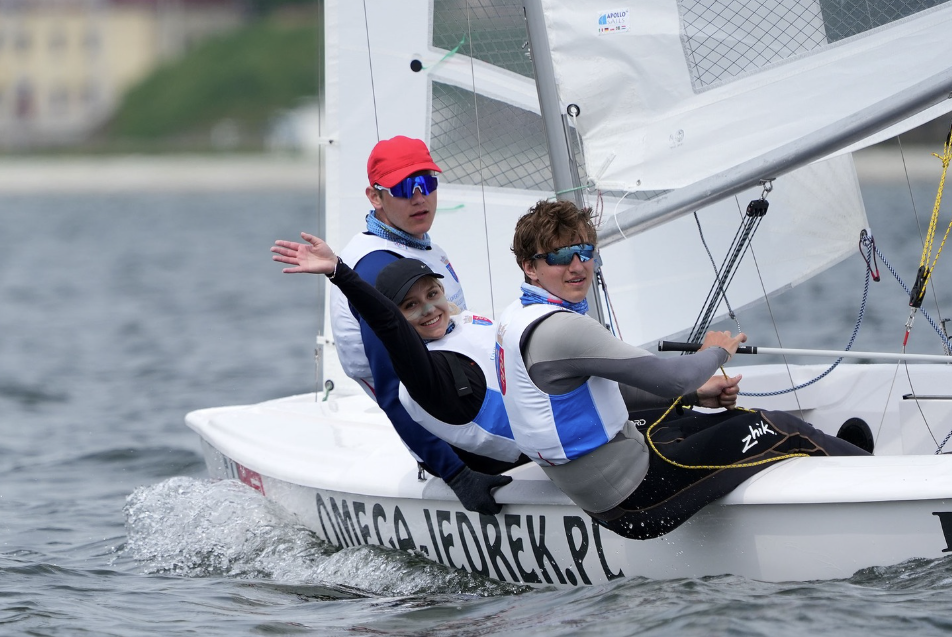 Dwóch mężczyzn i jedna kobieta na żaglówce.