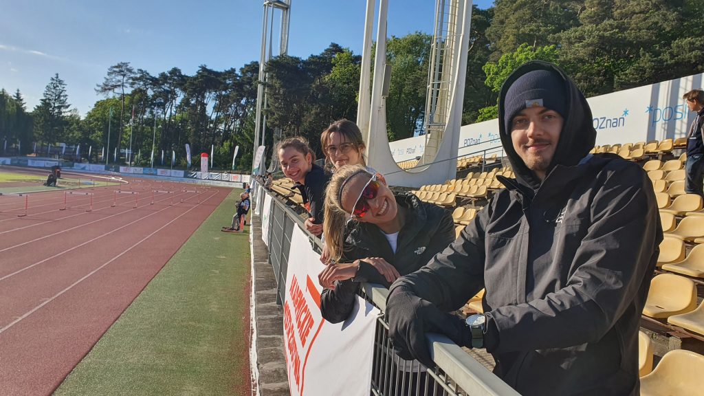 Kibice na trybunach.