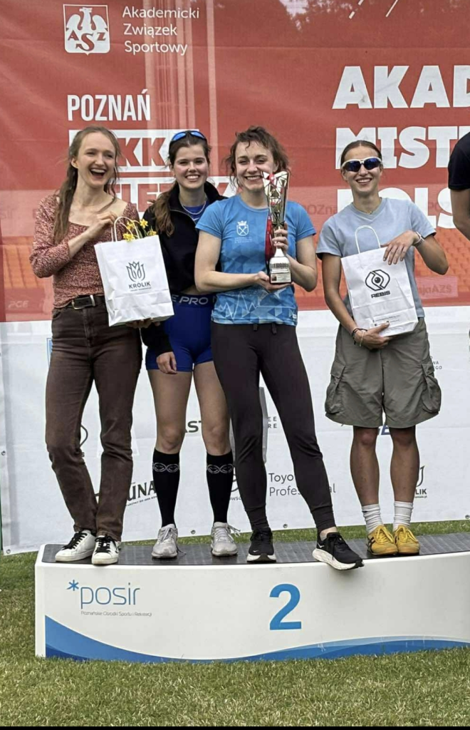 Uczestnicy zawodów na podium.