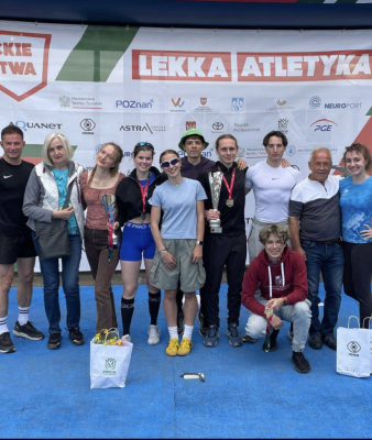 Uczestnicy zawodów z trenerką.