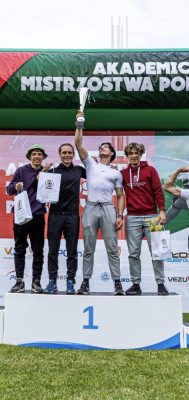 Uczestnicy zawodów na podium.