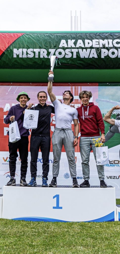 Uczestnicy zawodów na podium.