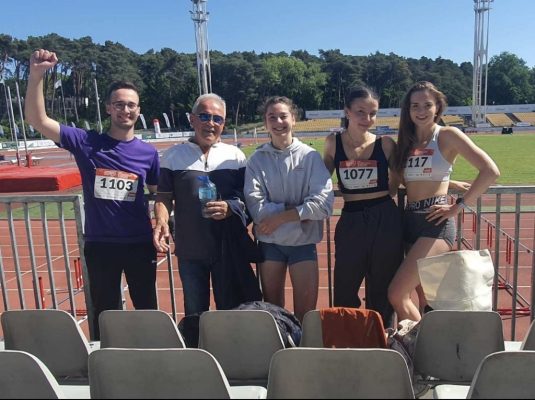 Uczestnicy zawodów z trenerem.