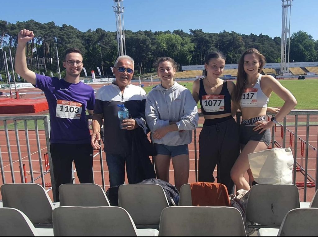 Uczestnicy zawodów z trenerem.