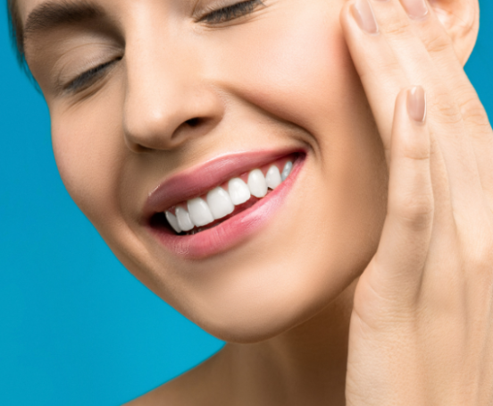 Uśmiechająca się kobieta pokazująca swoje zęby.